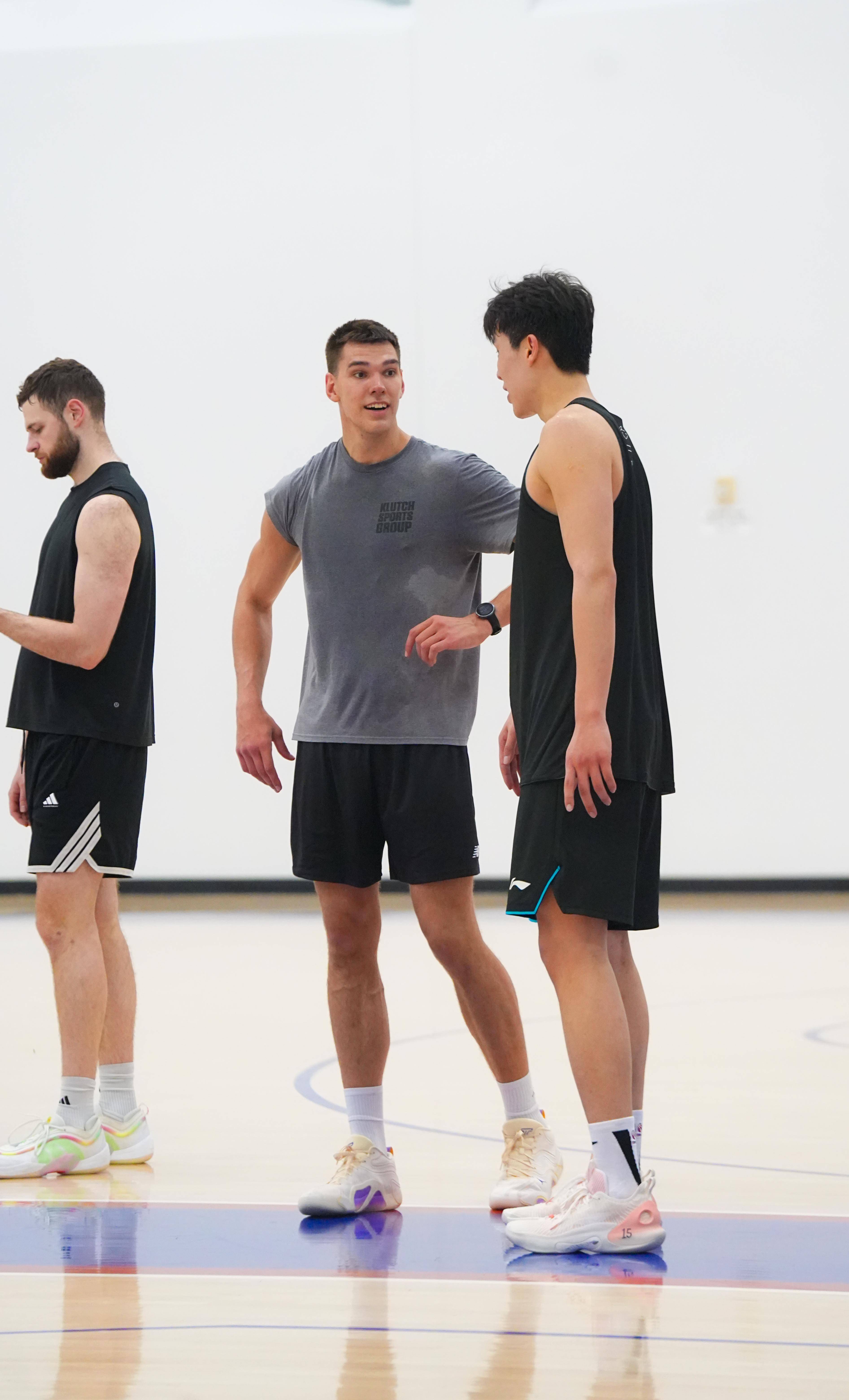 杨瀚森谈首秀最满意一点直言比赛节奏快喘不上气(杨瀚森NBA首秀比赛集锦)